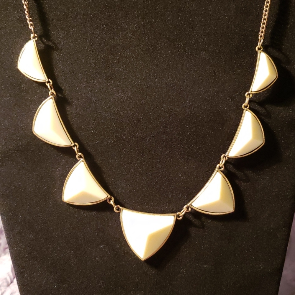 S🌷LE! 3/$10. Deco Modern Cream Acrylic Necklace
